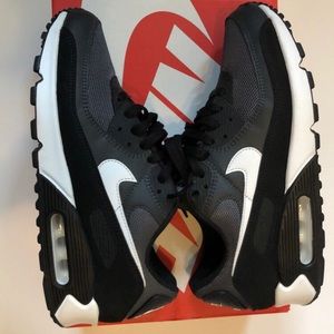 Size 9 - Nike Air Max 90